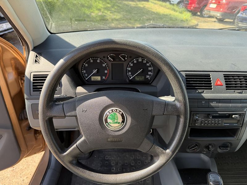 Škoda Fabia 1.4 MPI - fotka 15 z 19