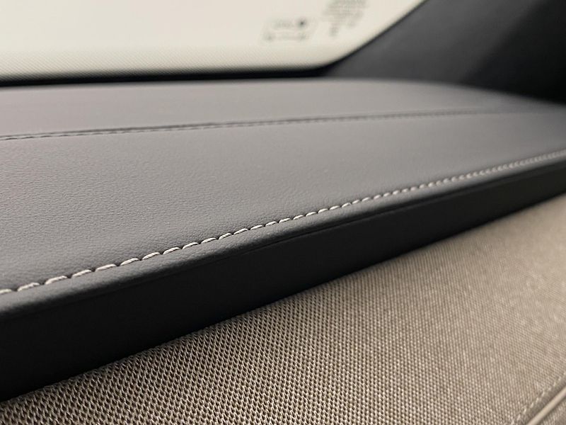 Volvo XC90 (2025) T8 AWD Plug-in DARK ULTRA - fotka 40 z 75