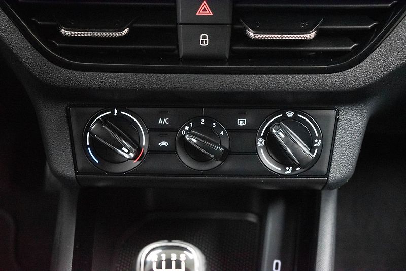 Škoda Scala 1.6 TDI 85kW ACC*Mirror Link* - fotka 26 z 32