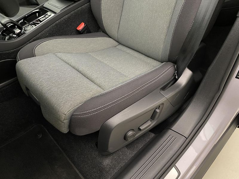 Volvo XC40 B3 AUT DARK PLUS - fotka 27 z 62