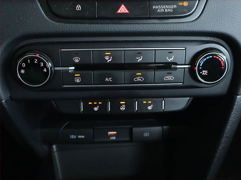 Kia Ceed (2022) Silver 1.5 T-GDI, Serv.kniha - fotka 19 z 20