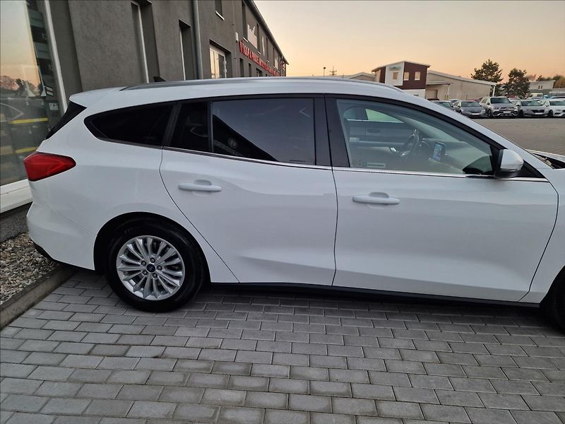 Ford Focus 1.5TDCI Titanium,ČR,1.Majitel - fotka 40 z 46