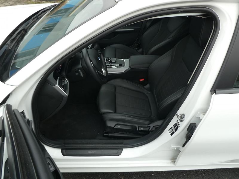 BMW Řada 3 Kombi 318i 115kw automat navi - fotka 10 z 15