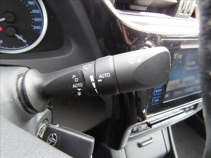 Toyota Corolla 1,6 VVT-i 97kW Sedan - fotka 21 z 30