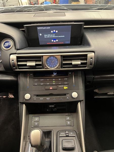 Lexus IS 300h 2.5l 133 kW - fotka 14 z 19