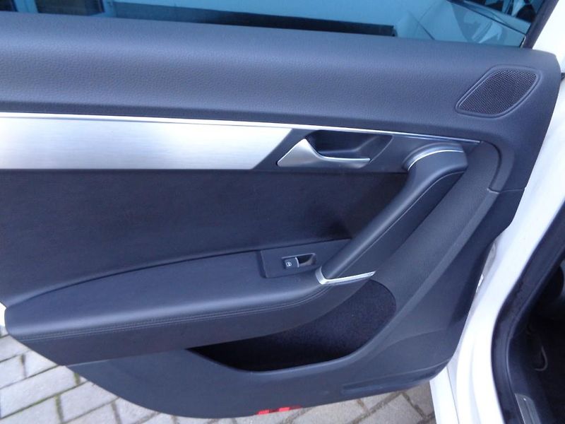 Volkswagen Passat 2.0 TDI Highline 103 kW M6F - fotka 25 z 29