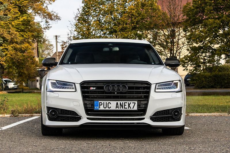 Audi S8 - fotka 2 z 30
