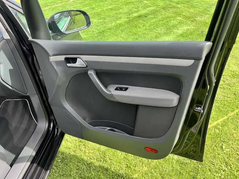 Volkswagen Touran 1.6 MPI 75KW,7MÍST,DIGI,NAVI - fotka 23 z 46