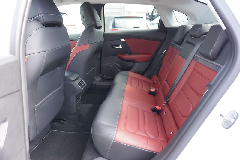 Citroën ë-C4 X (2023) Shine PACK 100kW - fotka 7 z 13