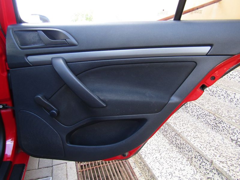 Škoda Octavia (2011) 1.6 MPI 75kW 1.MAJITEL - fotka 23 z 44