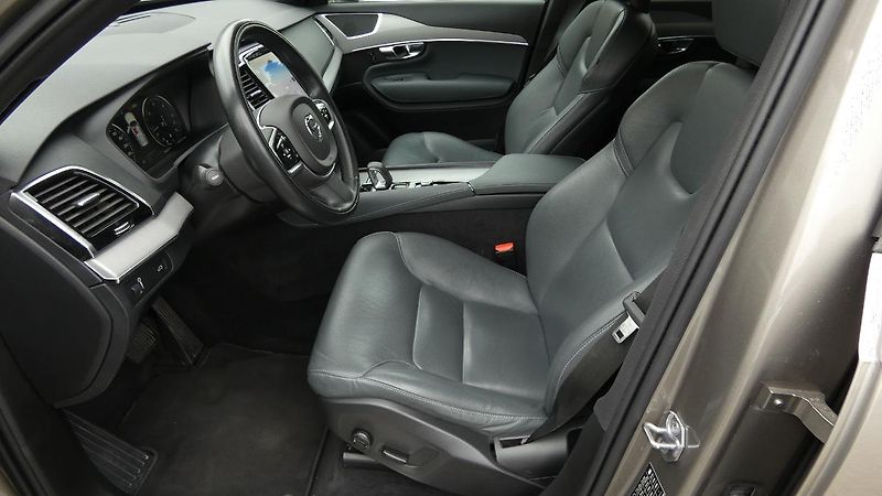 Volvo XC90 B5 AWD Momentum PRO 7 míst - fotka 17 z 27