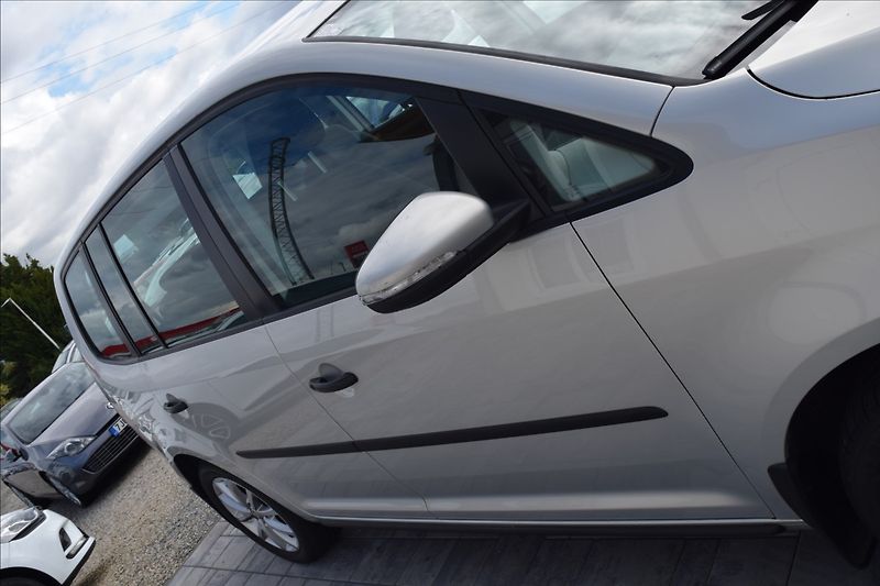 Volkswagen Touran 1,4 i 103KW AUTOMAT TAŽNÉ NAVI - fotka 11 z 44