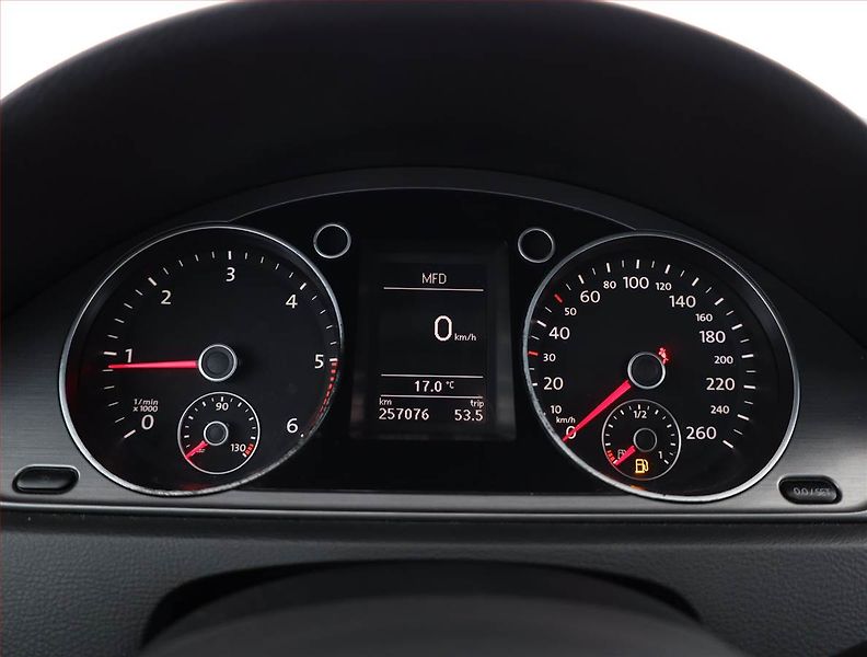 Volkswagen Passat (2011) 2.0 TDI, Tempomat - fotka 9 z 18