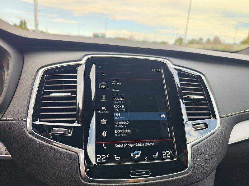 Volvo XC90 B5 2.0/173kW R-Design AT 4x4 - fotka 23 z 39