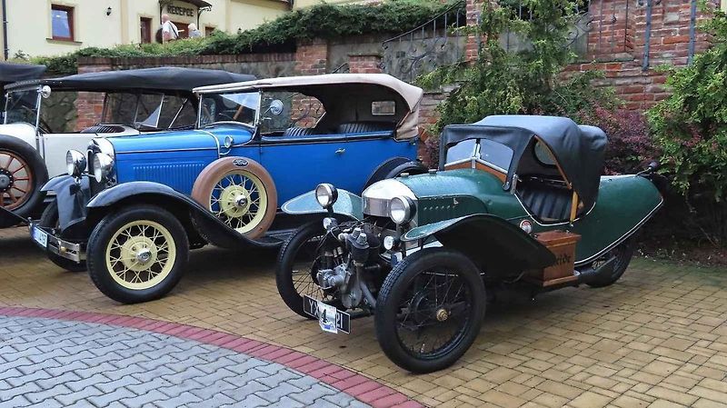 Pálavský Oldtimer přilákal na Břeclavsko desítky elegantnch veteránů.