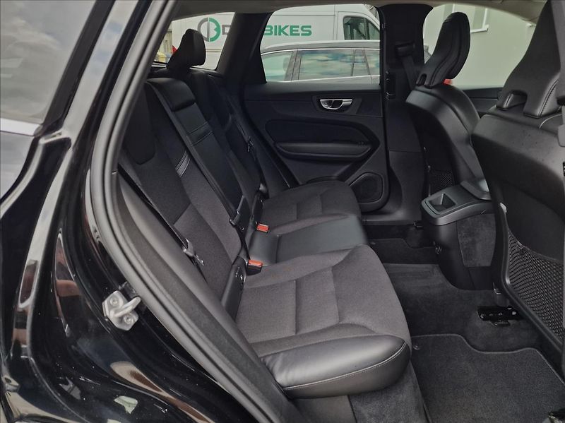 Volvo XC60 B4 145kW AWD Momentum Pro,ČR - fotka 15 z 50