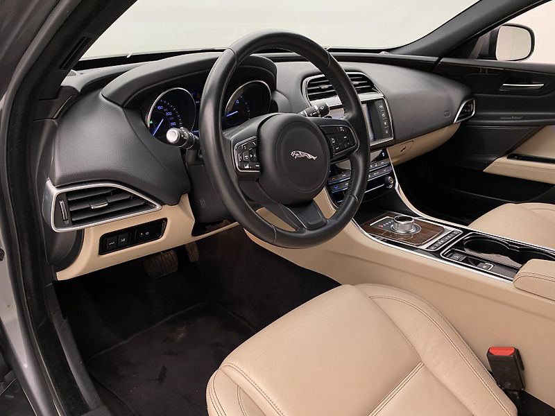 Jaguar XE 2.0D 132kW PURE AUT  - fotka 4 z 40