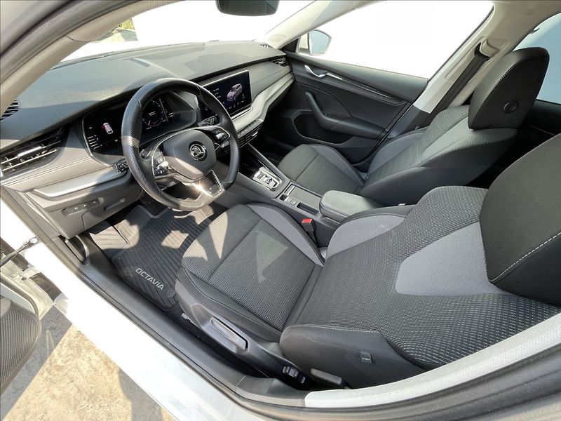 Škoda Octavia 2,0 TDI DSG Ambition Plus PDC - fotka 5 z 23