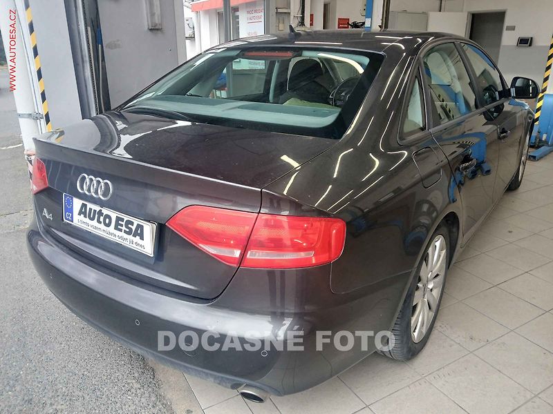 Audi A4 (2008) 3.2FSI Quattro, ČR, AT, navi - fotka 2 z 3