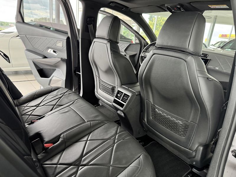 DS Automobiles DS7 Crossback 1,6 E-TENSE 300*AT8*4x4*RIVOLI - fotka 18 z 47