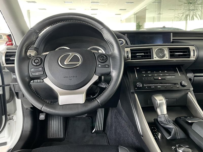 Lexus IS 300h IS 300h*AUT*Hybrid*Kamera* - fotka 9 z 31
