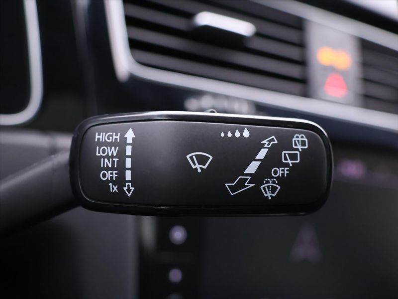 Volkswagen Golf 2,0 TSI R 228kW 4M DSG Virtual - fotka 22 z 40
