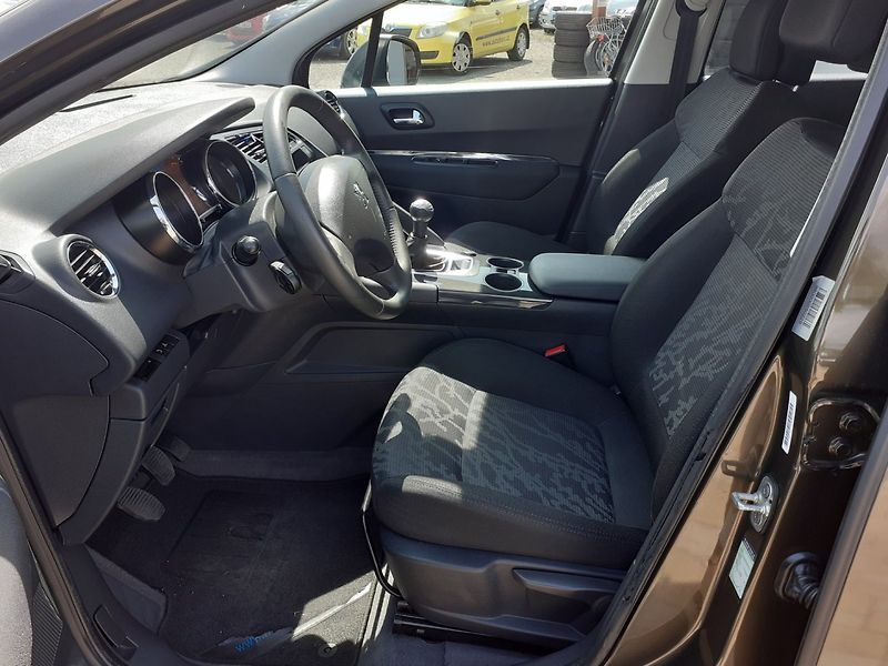 Peugeot 3008 (2010) 1.6 i 88 kW - fotka 15 z 26