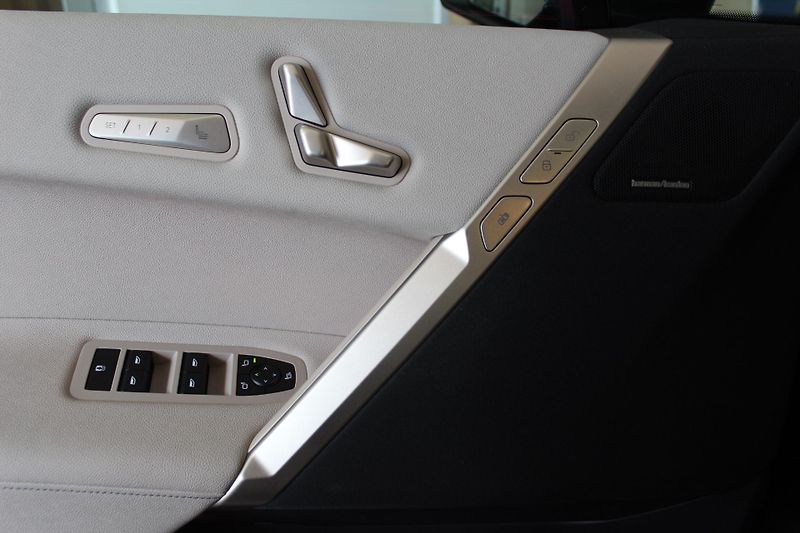 BMW iX xDrive40 - fotka 13 z 29