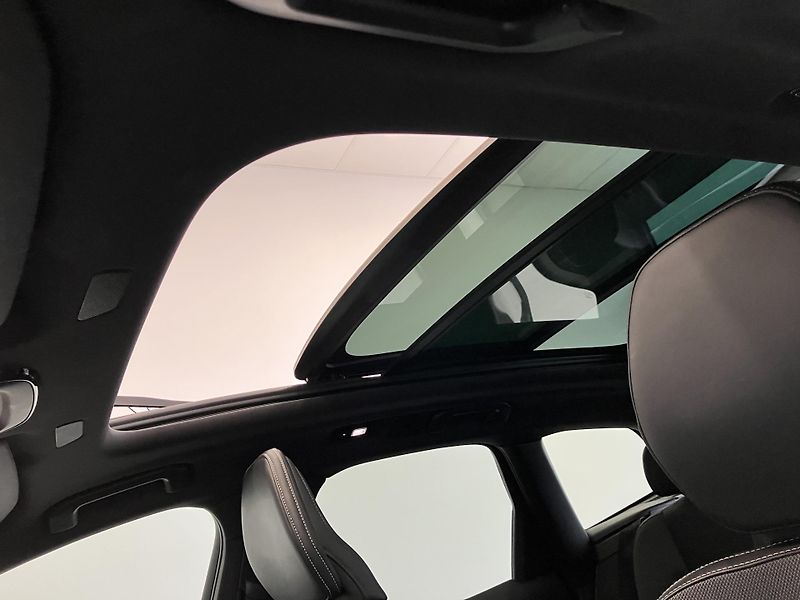 Volvo XC60 B4 FWD Ultimate Dark AT8 - fotka 38 z 44