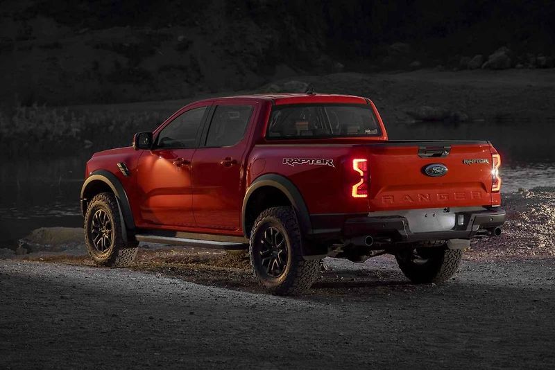 Ford Ranger Raptor v plné jízdě