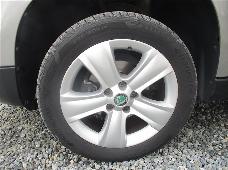 Škoda Yeti 1,4 TSI, servis, xenon, 1.maj, - fotka 16 z 30