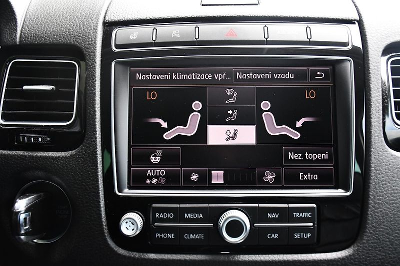 Volkswagen Touareg 3.0TDi V6 4M R-LINE TAŽNÉ ČR - fotka 29 z 44