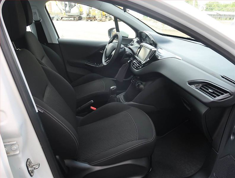 Peugeot 208 (2017) 1.6 BlueHDi, Serv.kniha - fotka 9 z 16