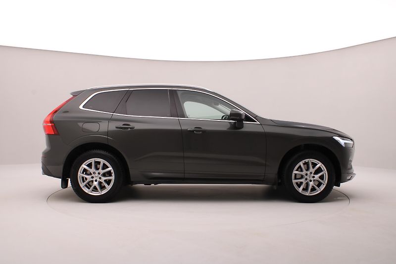 Volvo XC60 B4 AWD MOMENTUM REZERVACE - fotka 13 z 47