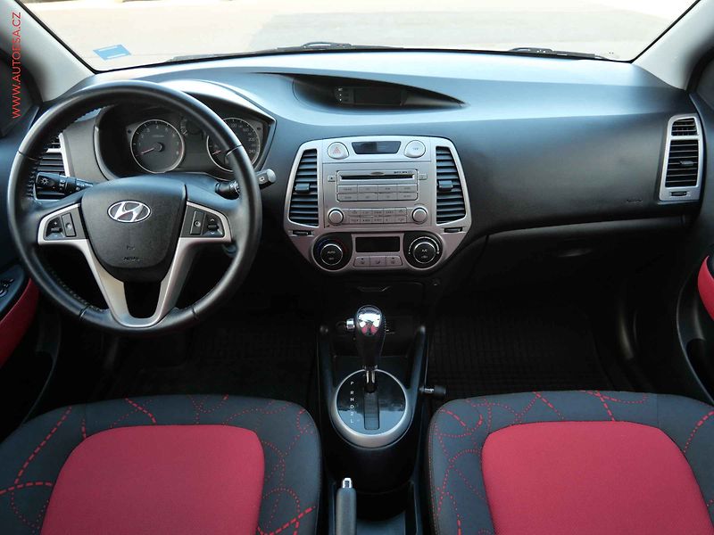 Hyundai i20 (2010) 1.6 i, 2.maj,ČR, STK9/28 - fotka 8 z 17