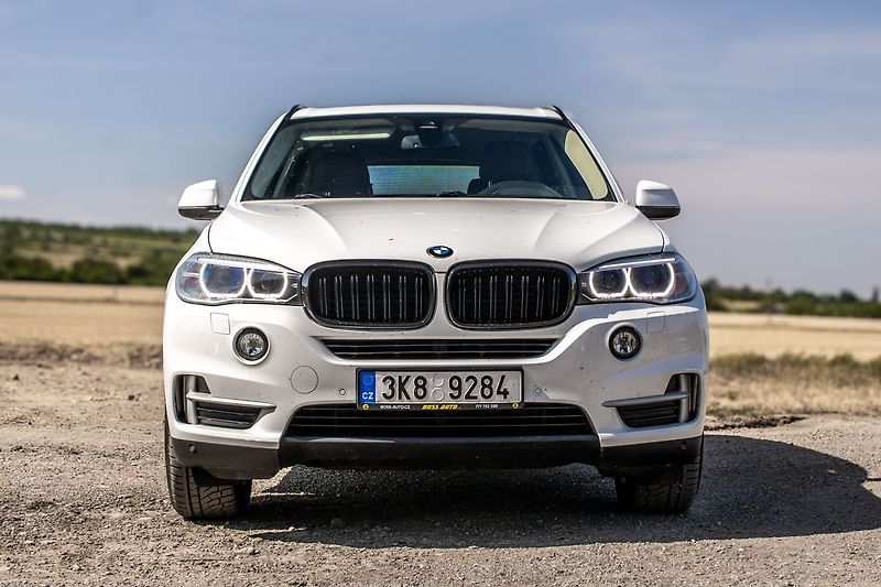 BMW X5 xDrive 30d - fotka 2 z 21