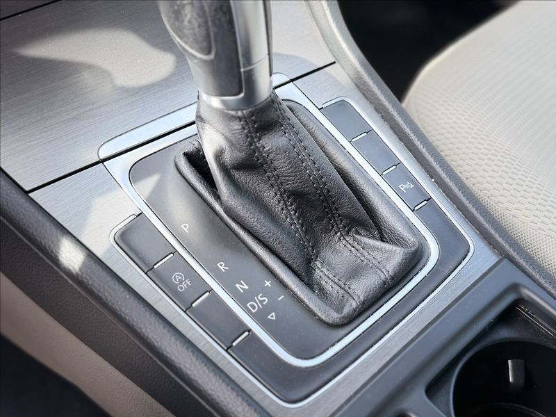 Volkswagen Golf TSI DSG F1 NAVI SERVISKA - fotka 14 z 32
