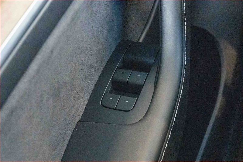 Tesla Model Y (2023) RWD LFP 60kWh, SoH 95% - fotka 15 z 23