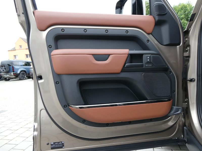 Land Rover Defender 110 4,4 OCTA P635 - fotka 14 z 48