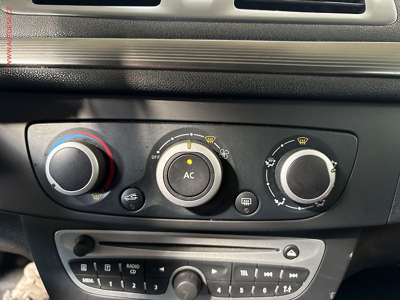 Renault Mégane (2009) 1.6i, ČR, AC - fotka 14 z 14
