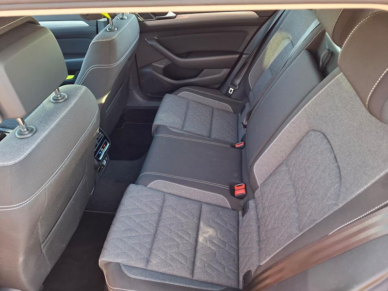 Volkswagen Passat 2.0 TDI Bussines DSG - fotka 7 z 16