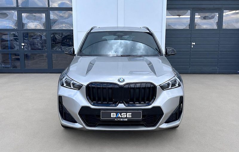 BMW X1 xDrive30e M-Sport - fotka 2 z 28