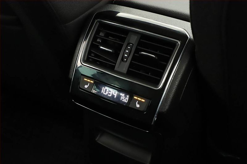 Škoda Superb (2022) Style iV 1.4 TSI PHEV - fotka 13 z 19