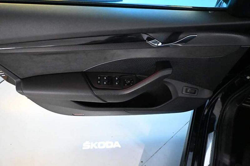 Škoda Octavia (2023) 2.0 RS DSG 147KW Matrix LED Vi - fotka 16 z 37