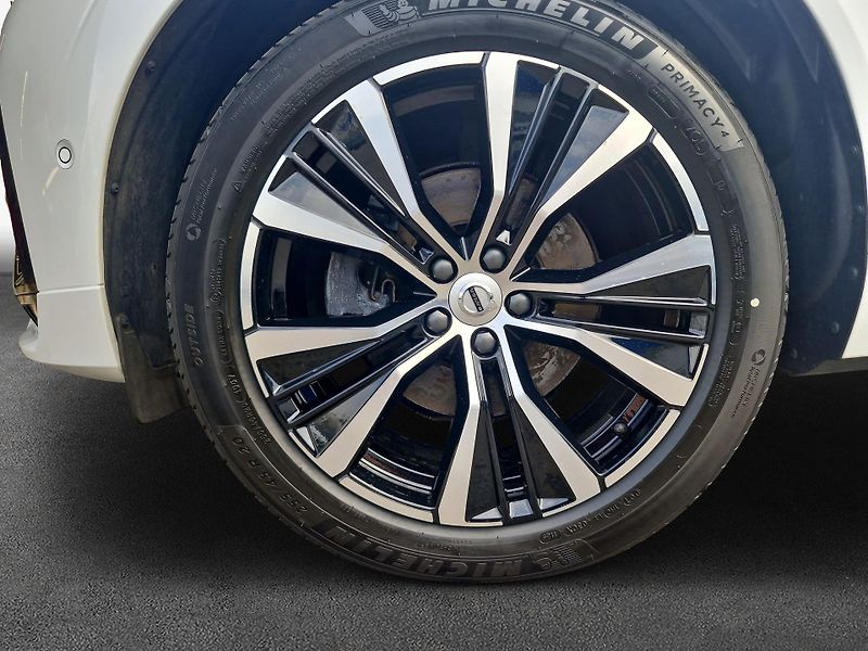 Volvo XC60 B5 AWD Plus Dark - fotka 7 z 15