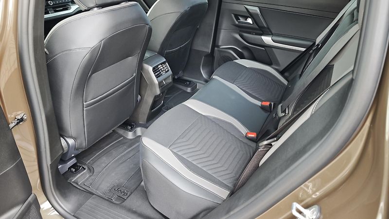 Jeep Compass (2026) Altitude hybrid 145PS automat  - fotka 18 z 39