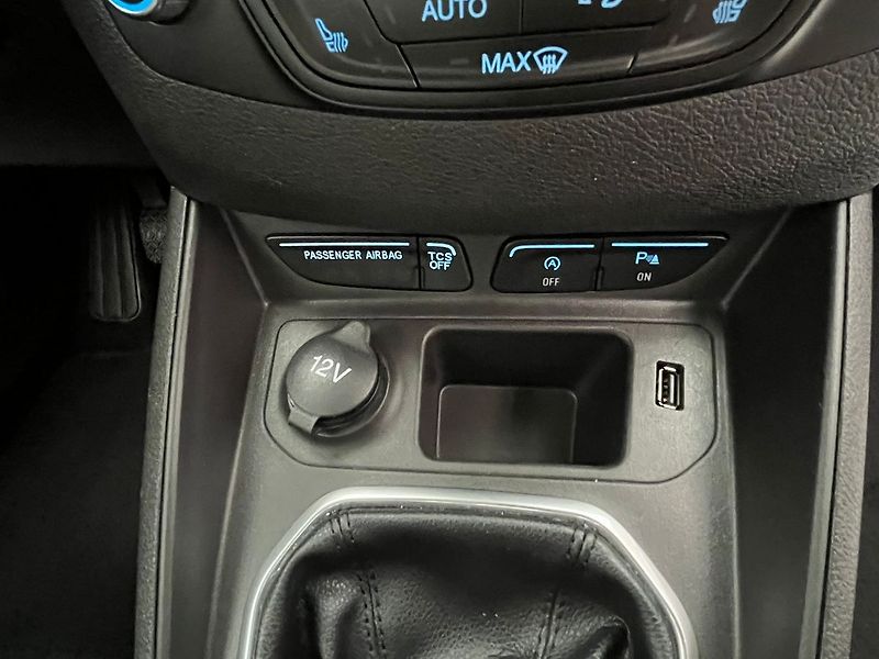 Ford Tourneo Courier Titanium 1.5 TDCi prav.servis - fotka 26 z 44