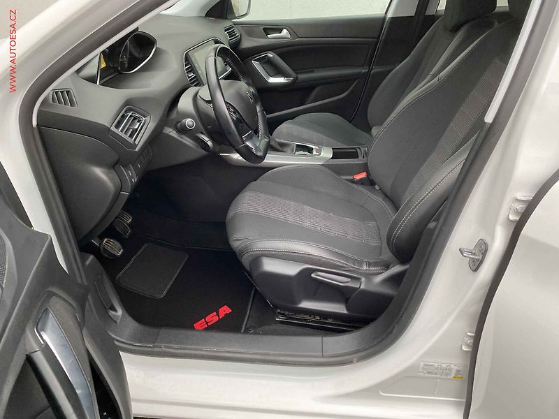 Peugeot 308 (2018) 1.2 PT, Allure, navi - fotka 9 z 16