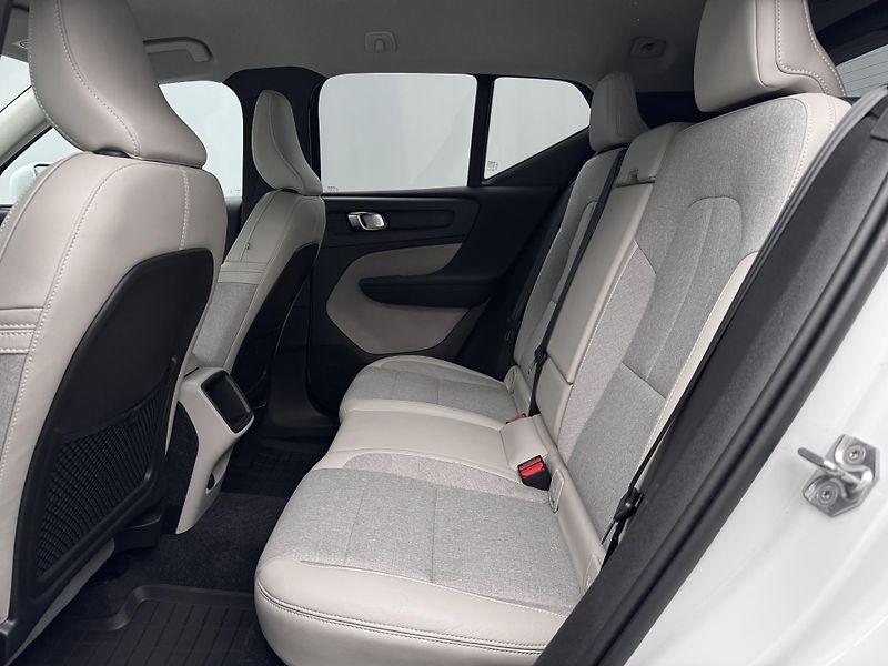 Volvo XC40 T3 MOMENTUM REZERVACE - fotka 6 z 47