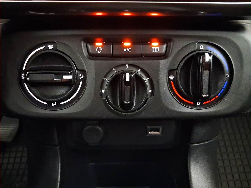 Citroën C3 (2018) 1.5 BlueHDi, Serv.kniha - fotka 13 z 17